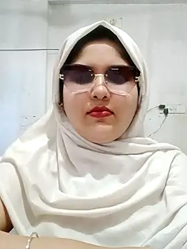Snapshot of Nusrat-N chatting on 05/31/26, 01:14 Nusrat-N online show from 05/31/26, 01:14