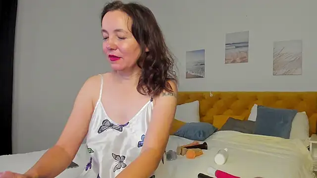 Snapshot of Kira_Adler chatting on 11/12/25, 01:17 Kira Adler online show from 11/12/25, 01:17