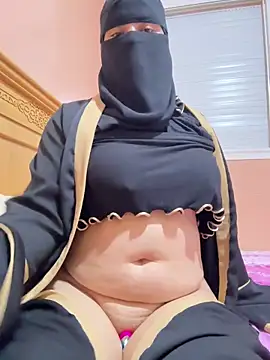 Snapshot of _Laiali_ chatting on 10/19/25, 01:23 Laiali online show from 10/19/25, 01:23