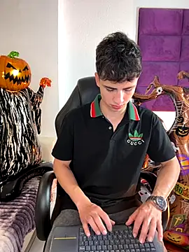 AdrianRinaldi online show from 10/31/25, 08:10