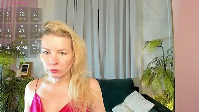 Snapshot of Julia_Giulia chatting on 04/19/26, 11:42 Julia Giulia online show from 04/19/26, 11:42