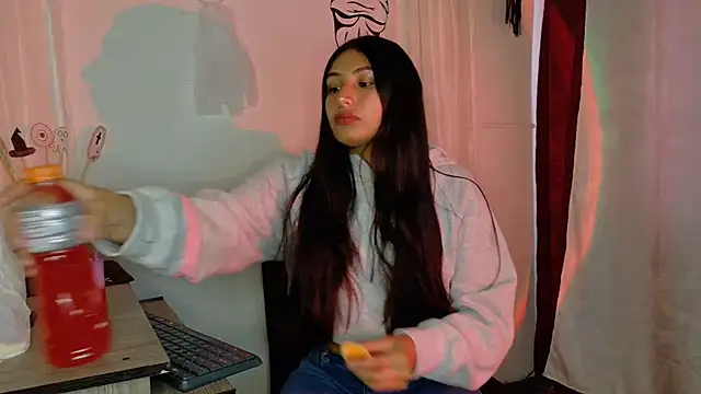 Snapshot of Linda_andrew chatting on 10/11/25, 02:37 Linda andrew online show from 10/11/25, 02:37