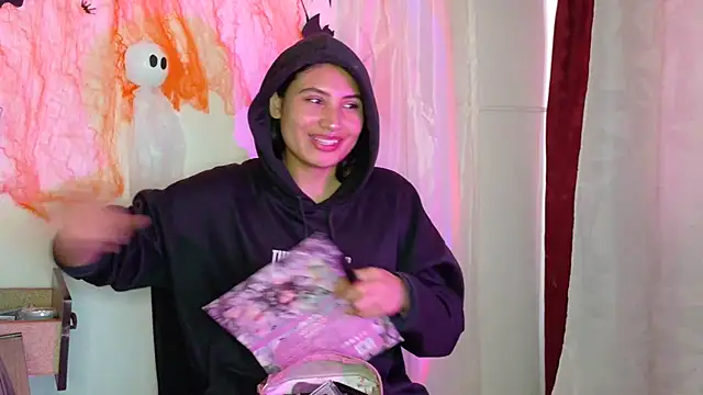 Snapshot of Linda_andrew chatting on 10/17/25, 06:32 Linda andrew online show from 10/17/25, 06:32