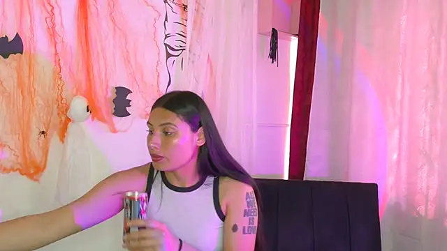 Snapshot of Linda_andrew chatting on 10/23/25, 06:39 Linda andrew online show from 10/23/25, 06:39