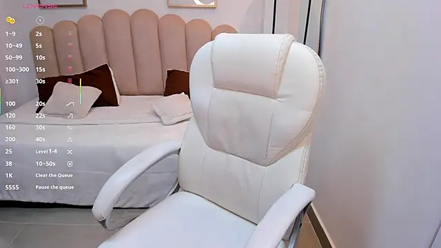 Karliie kloss  online show from 11/17/25, 03:34