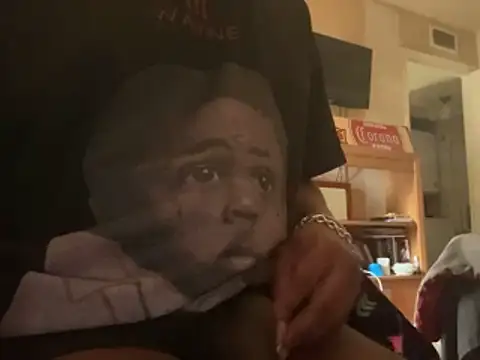 Snapshot of Prettyvsmonster chatting on 12/16/25, 04:56 Prettyvsmonster online show from 12/16/25, 04:56