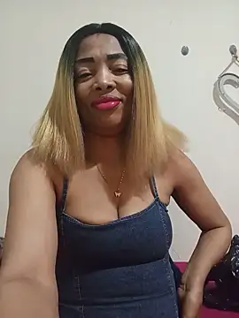 Snapshot of SEXYMOANSXX chatting on 06/17/26, 05:32 SEXYMOANSXX online show from 06/17/26, 05:32