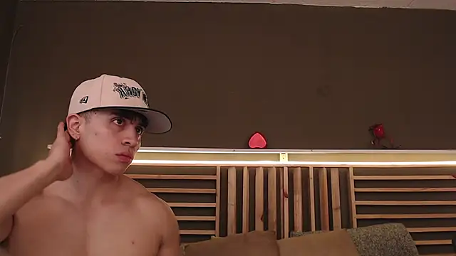 Snapshot of PaulEvens chatting on 12/18/25, 01:28 PaulEvens online show from 12/18/25, 01:28