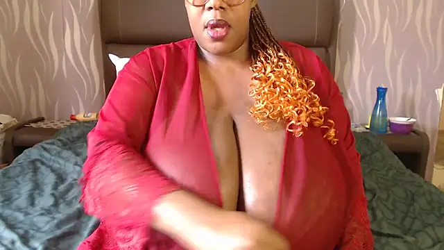 Snapshot of BoobsQueen46K chatting on 04/30/26, 10:21 BoobsQueen46K online show from 04/30/26, 10:21