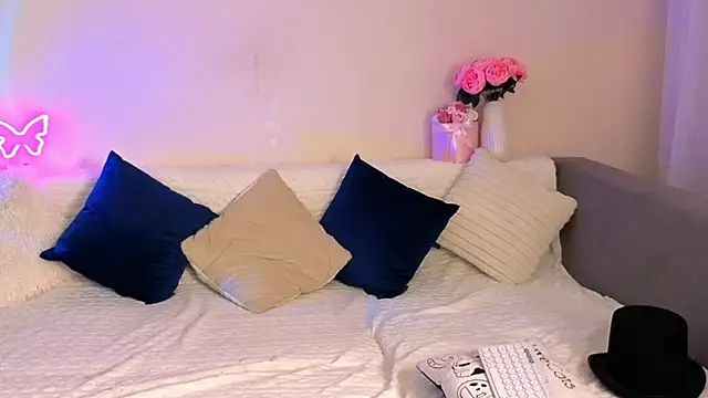 Snapshot of Bella_Hillss chatting on 11/06/25, 07:48 Bella Hillss online show from 11/06/25, 07:48