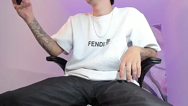 Snapshot of Fran_Boy chatting on 11/30/25, 02:15 Fran Boy online show from 11/30/25, 02:15