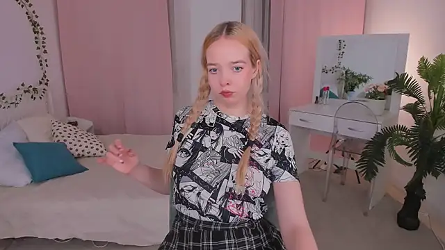 Snapshot of BellaMontgomery chatting on 10/11/25, 09:24 BellaMontgomery online show from 10/11/25, 09:24