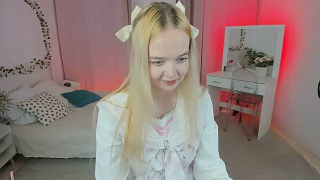 Snapshot of BellaMontgomery chatting on 10/15/25, 09:59 BellaMontgomery online show from 10/15/25, 09:59