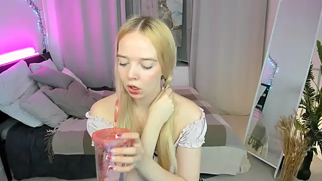 Snapshot of BellaMontgomery chatting on 10/16/25, 10:00 BellaMontgomery online show from 10/16/25, 10:00