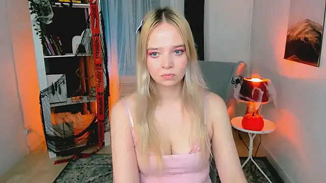 Snapshot of BellaMontgomery chatting on 10/28/25, 10:56 BellaMontgomery online show from 10/28/25, 10:56