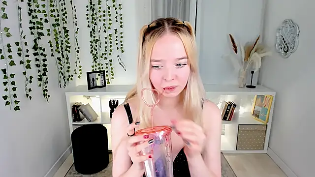 Snapshot of BellaMontgomery chatting on 11/02/25, 09:39 BellaMontgomery online show from 11/02/25, 09:39