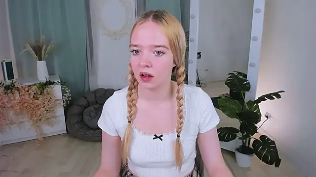 Snapshot of BellaMontgomery chatting on 11/04/25, 10:31 BellaMontgomery online show from 11/04/25, 10:31