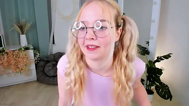 Snapshot of BellaMontgomery chatting on 11/05/25, 10:21 BellaMontgomery online show from 11/05/25, 10:21