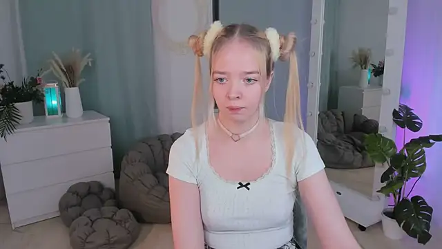 Snapshot of BellaMontgomery chatting on 11/30/25, 10:47 BellaMontgomery online show from 11/30/25, 10:47