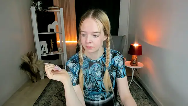 Snapshot of BellaMontgomery chatting on 12/14/25, 10:25 BellaMontgomery online show from 12/14/25, 10:25