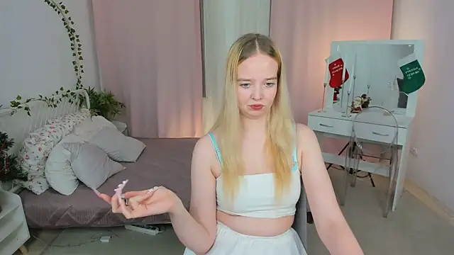 Snapshot of BellaMontgomery chatting on 12/21/25, 12:12 BellaMontgomery online show from 12/21/25, 12:12