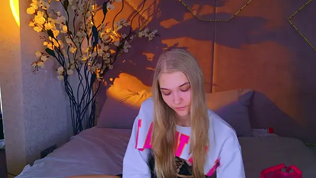 4example Chloe online show from 11/11/25, 10:48