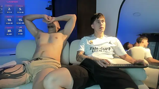 Snapshot of twinguys chatting on 11/26/25, 11:33 twinguys online show from 11/26/25, 11:33