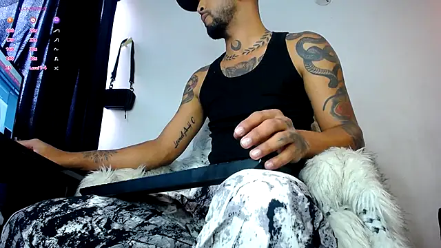 Snapshot of LickMyInk chatting on 10/20/25, 01:44 LickMyInk online show from 10/20/25, 01:44