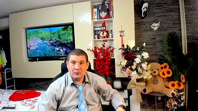 Snapshot of SpartacusDaddy48 chatting on 05/19/26, 08:20 SpartacusDaddy48 online show from 05/19/26, 08:20
