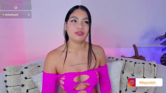 Snapshot of Cutie_Riley chatting on 11/16/25, 02:33 Cutie Riley online show from 11/16/25, 02:33