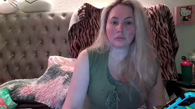 Snapshot of BigBoobsBlair chatting on 10/04/25, 05:27 BigBoobsBlair online show from 10/04/25, 05:27