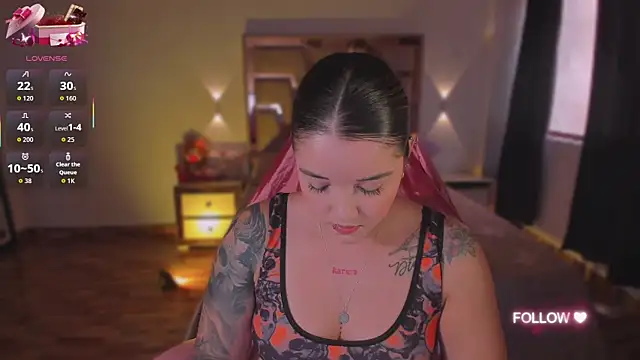 Snapshot of lunaarose chatting on 10/30/25, 03:35 lunaarose online show from 10/30/25, 03:35