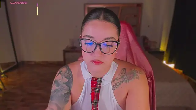 Snapshot of lunaarose chatting on 12/18/25, 01:00 lunaarose online show from 12/18/25, 01:00