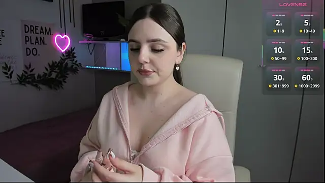 LiaWoow online show from 10/04/25, 01:42