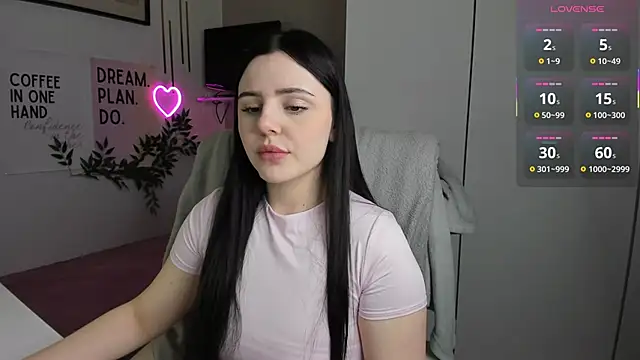 LiaWoow online show from 11/18/25, 07:46