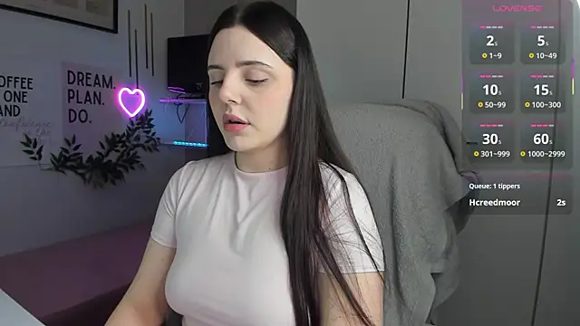 LiaWoow online show from 12/20/25, 07:48