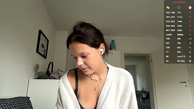Snapshot of MaydaCornwall chatting on 10/11/25, 07:07 MaydaCornwall online show from 10/11/25, 07:07