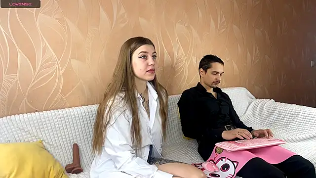 Snapshot of VelvetMiley chatting on 11/28/25, 04:04 VelvetMiley online show from 11/28/25, 04:04