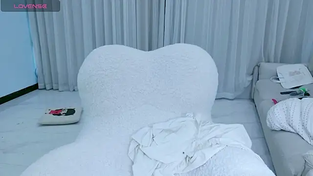 Snapshot of rainybb chatting on 10/19/25, 09:43 rainybb online show from 10/19/25, 09:43