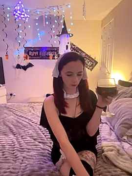 Snapshot of NaughtyLittleLouise chatting on 10/25/25, 10:04 NaughtyLittleLouise online show from 10/25/25, 10:04