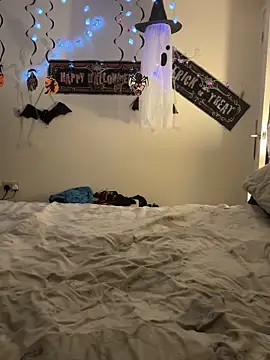 Snapshot of NaughtyLittleLouise chatting on 10/27/25, 10:36 NaughtyLittleLouise online show from 10/27/25, 10:36