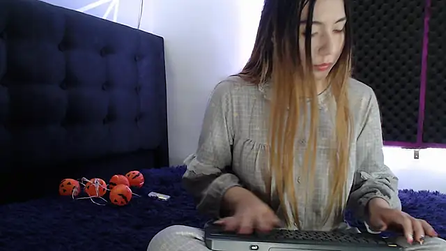 Snapshot of karlamoon23 chatting on 10/13/25, 09:26 karlamoon23 online show from 10/13/25, 09:26