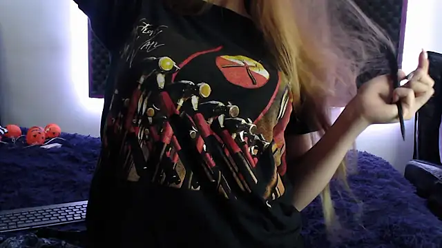 Snapshot of karlamoon23 chatting on 10/15/25, 10:10 karlamoon23 online show from 10/15/25, 10:10