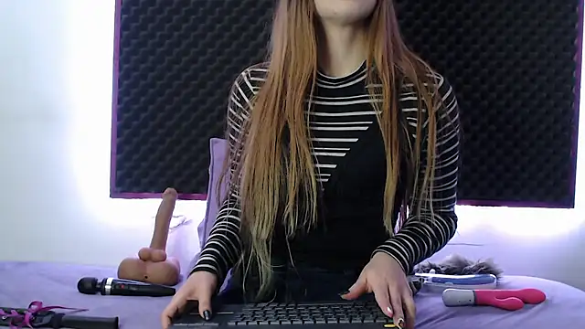 Snapshot of karlamoon23 chatting on 10/19/25, 09:15 karlamoon23 online show from 10/19/25, 09:15