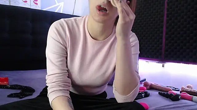 Snapshot of karlamoon23 chatting on 10/26/25, 11:27 karlamoon23 online show from 10/26/25, 11:27