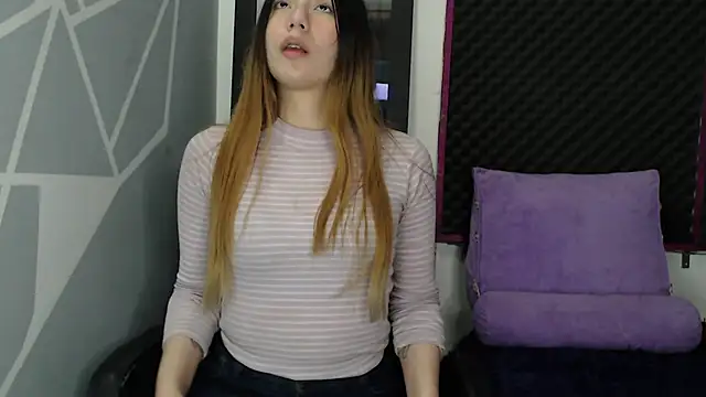 Snapshot of karlamoon23 chatting on 12/04/25, 09:23 karlamoon23 online show from 12/04/25, 09:23