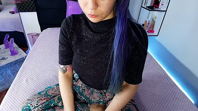 karlamoon23 online show from 04/19/26, 12:00