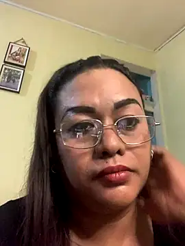 Snapshot of EmmaKantutera chatting on 11/12/25, 03:56 EmmaKantutera online show from 11/12/25, 03:56