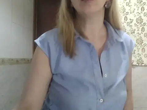 Snapshot of MiyaHottie chatting on 11/10/25, 04:22 MiyaHottie online show from 11/10/25, 04:22