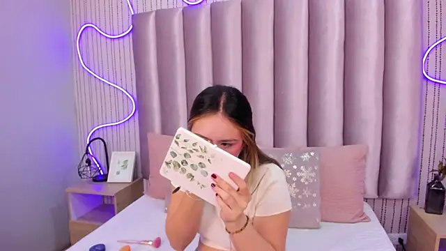 Snapshot of SamanthaPeachss chatting on 11/08/25, 11:54 SamanthaPeachss online show from 11/08/25, 11:54